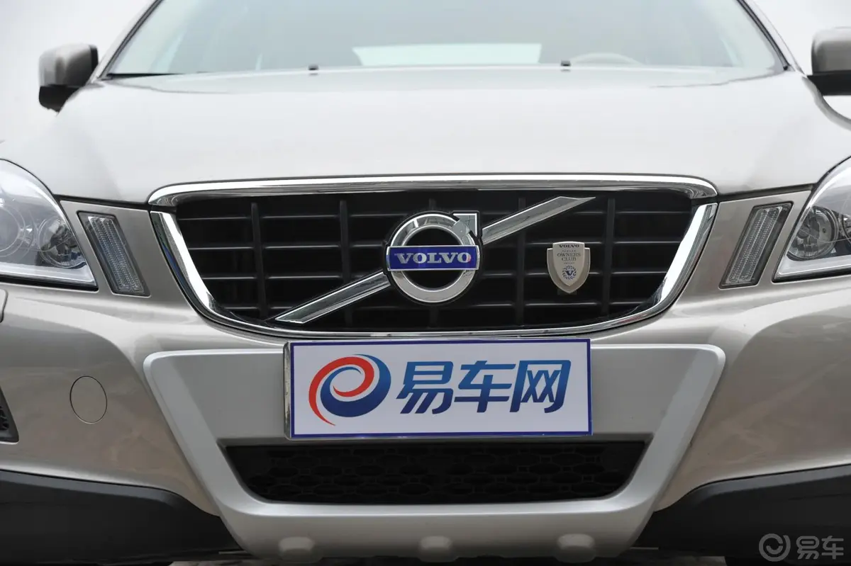 沃尔沃XC60(进口)2.0T T5 舒适版前格栅侧俯拍