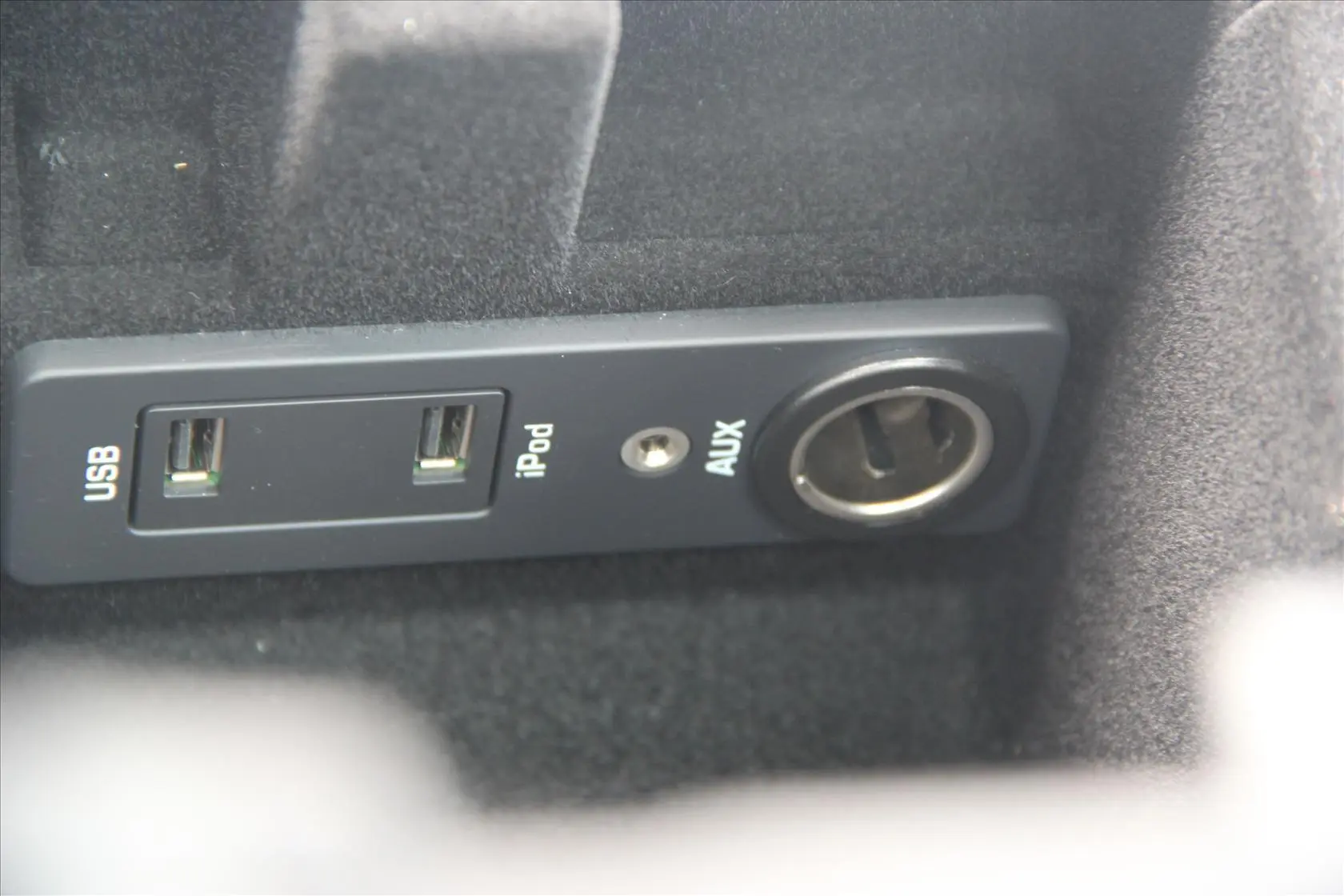 揽胜极光(进口)2.0T 5门耀致版USB接口