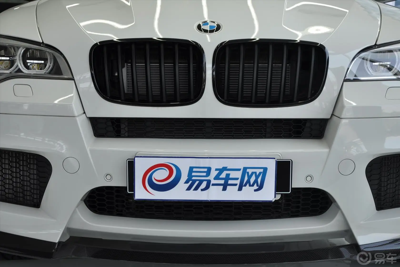 宝马X6 M4.4L V8前格栅侧俯拍