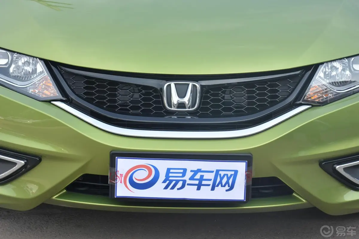 杰德1.8L CVT 豪华型（六座）前格栅侧俯拍