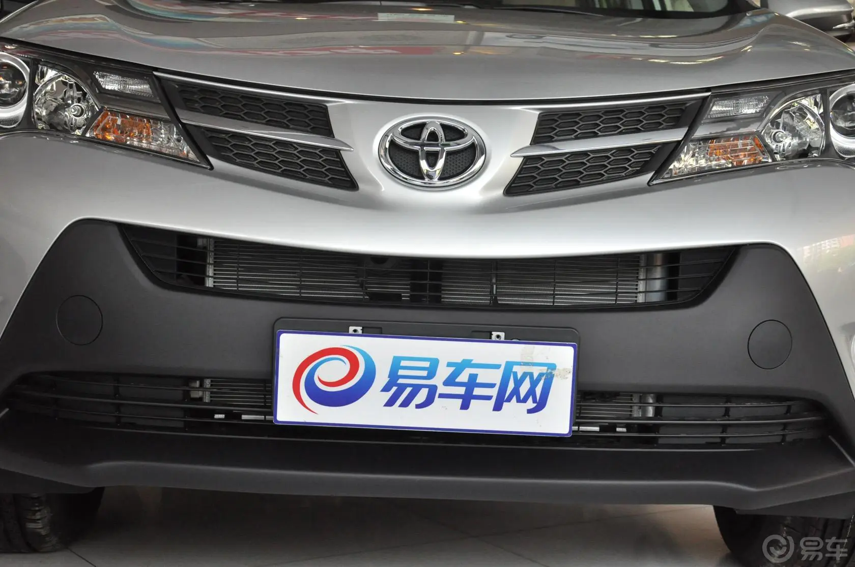 RAV4荣放2.0L CVT 都市版前格栅侧俯拍