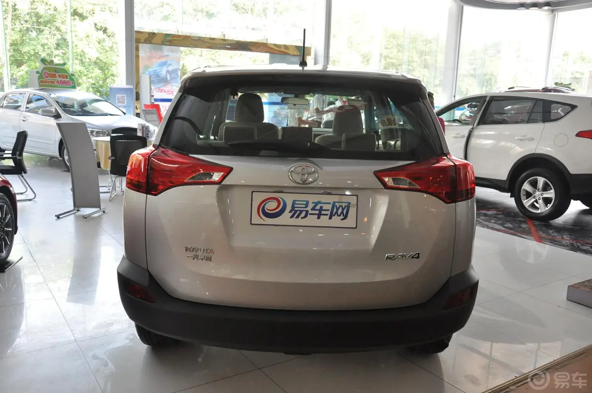 RAV4荣放2.0L CVT 都市版正后水平