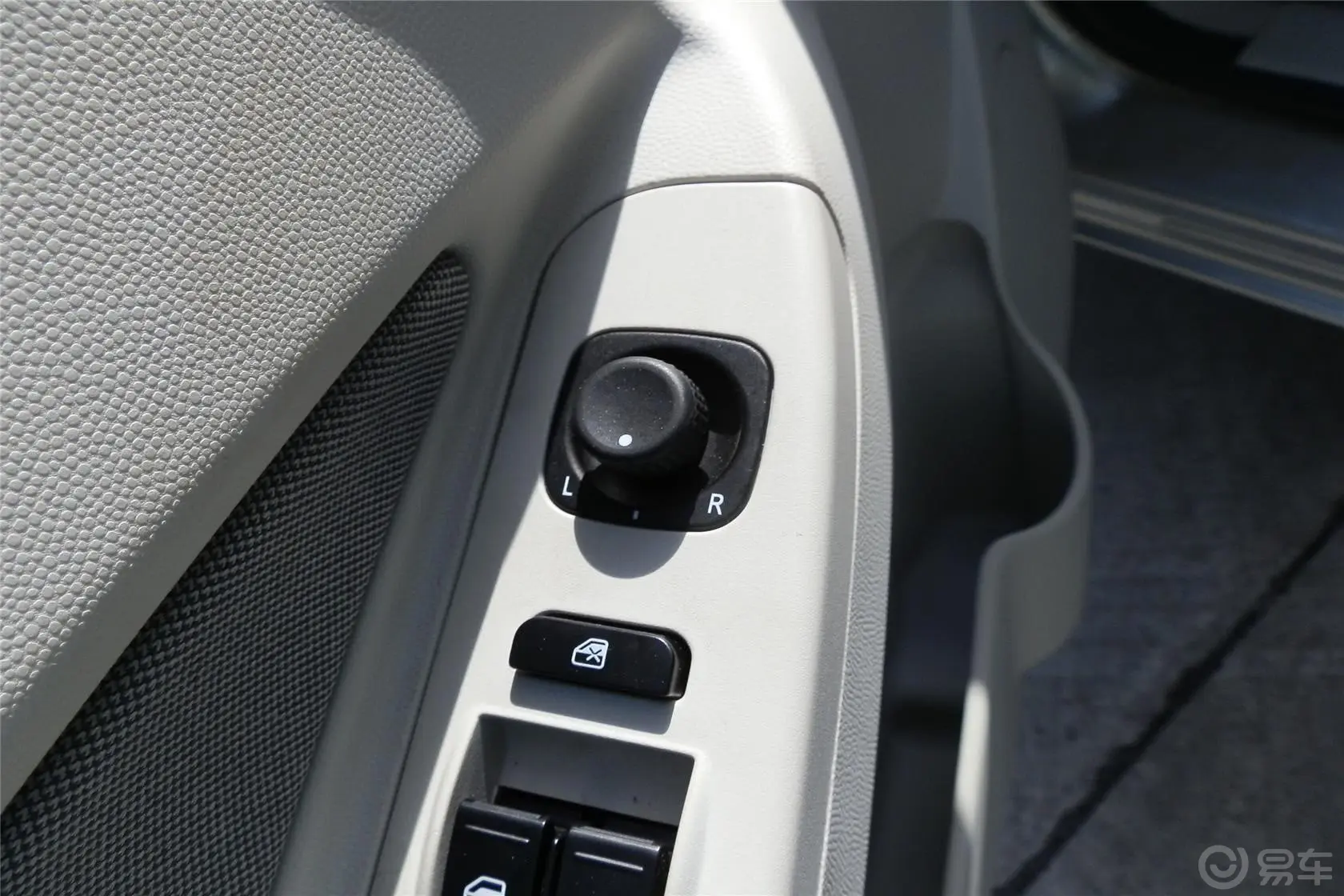 欧朗三厢 1.5L 自动 舒适型外后视镜控制键