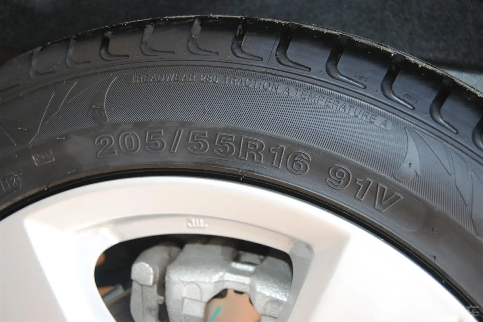 奔腾B701.8L 自动 时尚型轮胎规格
