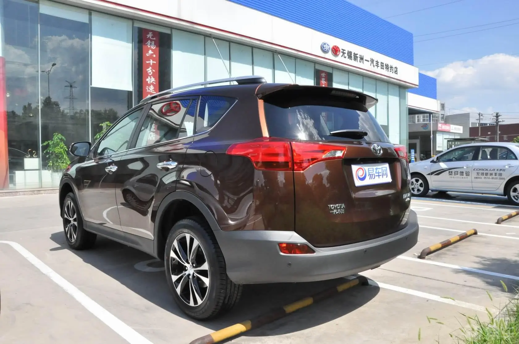 RAV4荣放2.5L 手自一体 尊贵版侧后45度车头向左水平