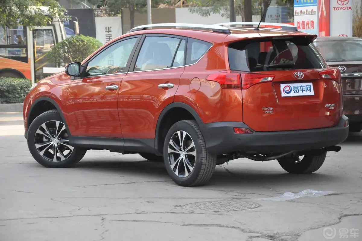 RAV4荣放2.5L 手自一体 尊贵版侧后45度车头向左水平