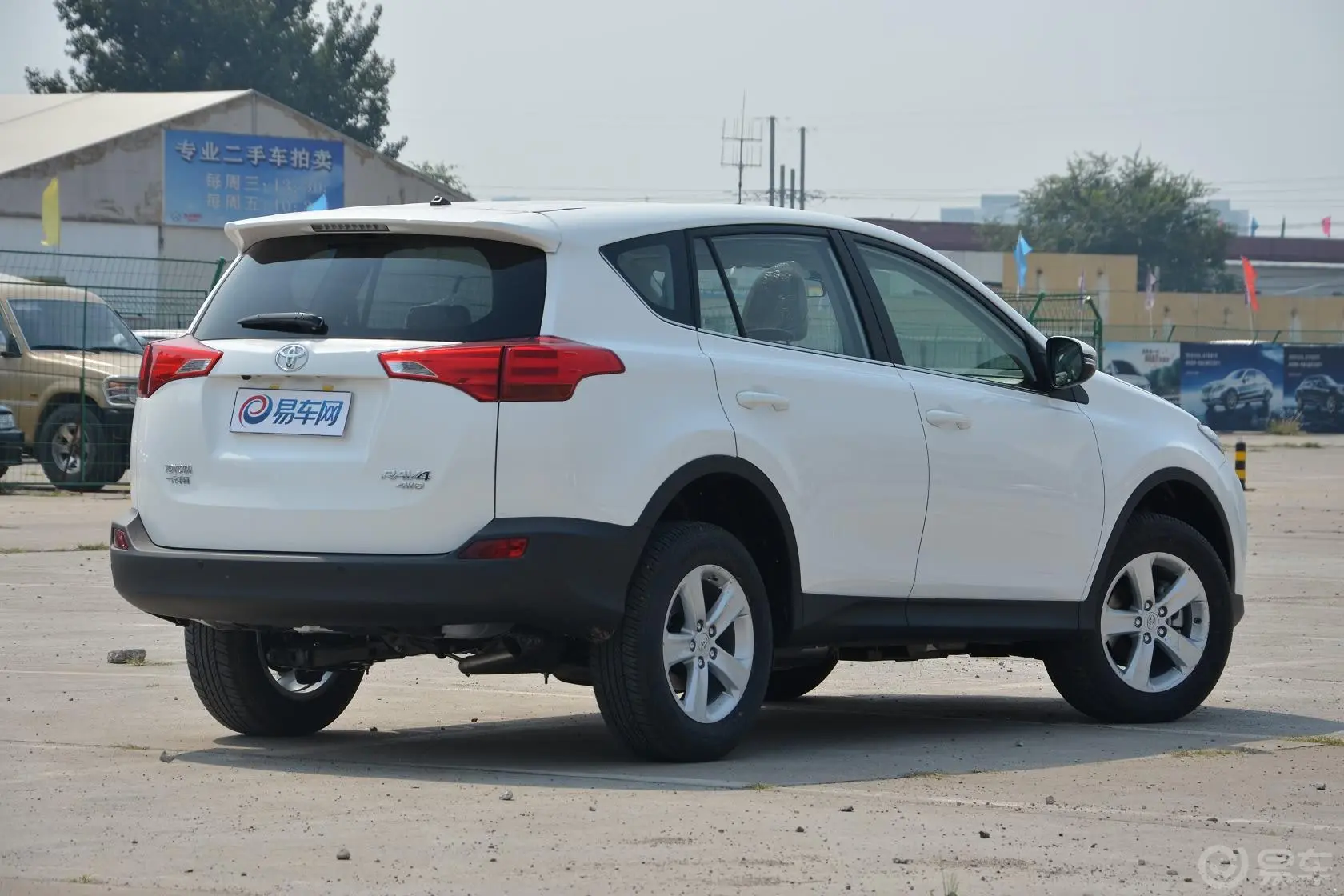 RAV4荣放2.0L CVT 风尚版侧后45度车头向右水平