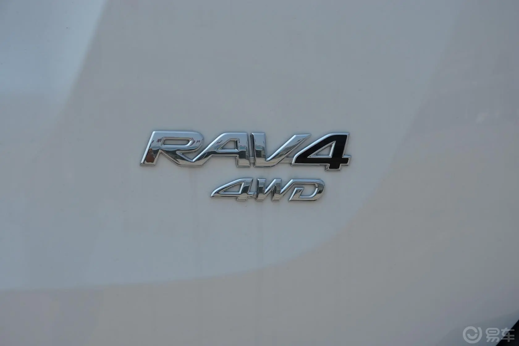 RAV4荣放2.0L CVT 风尚版尾标