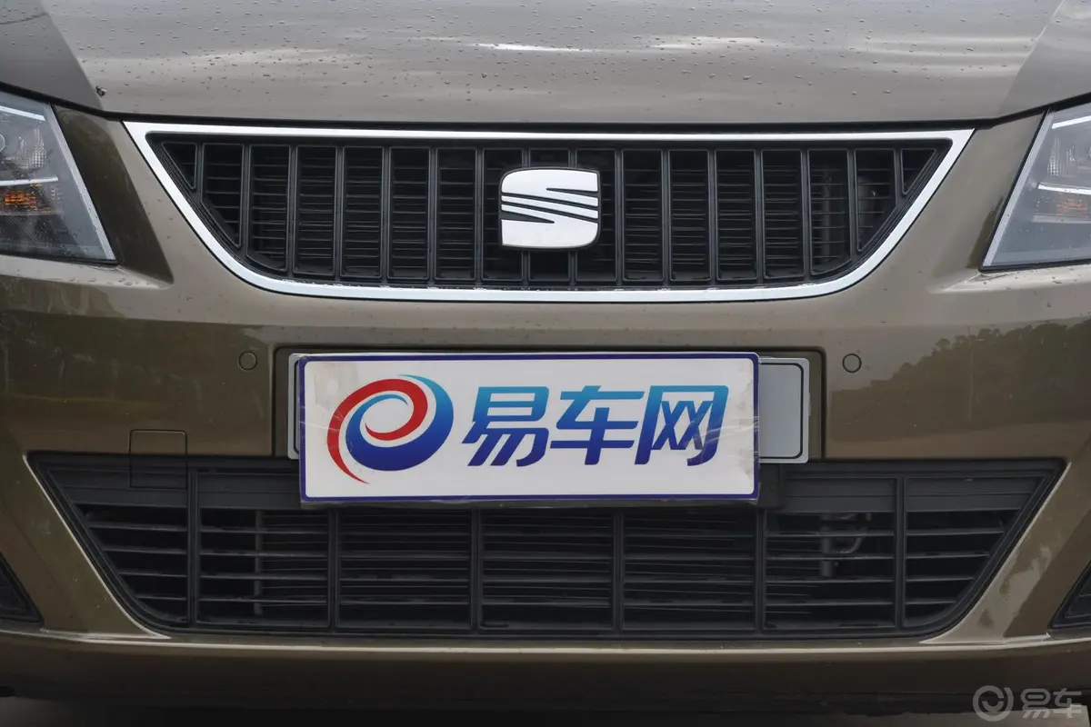 欧悦搏1.8TSI 豪华版前格栅侧俯拍