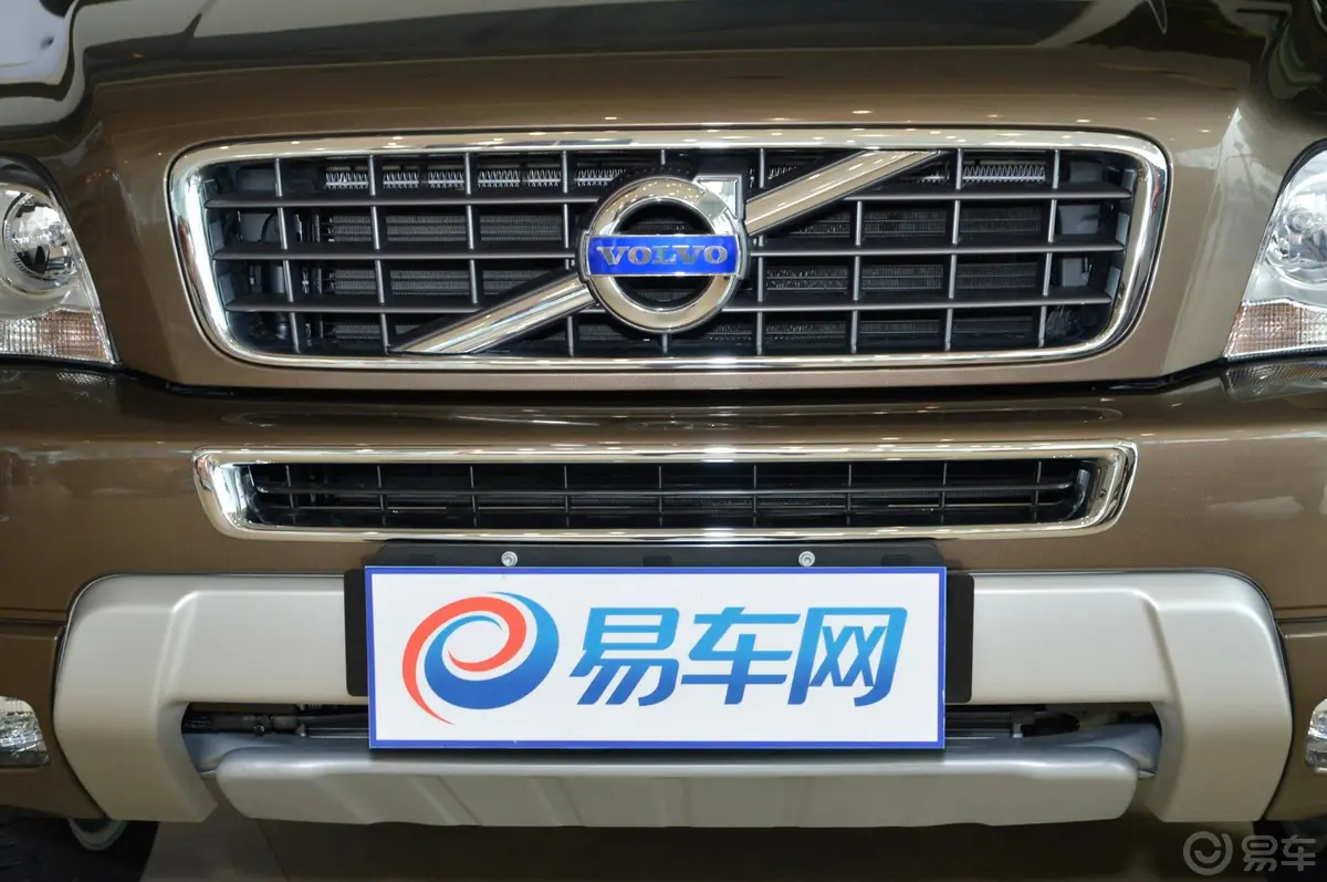 沃尔沃XC902.5T T5 豪华版前格栅侧俯拍