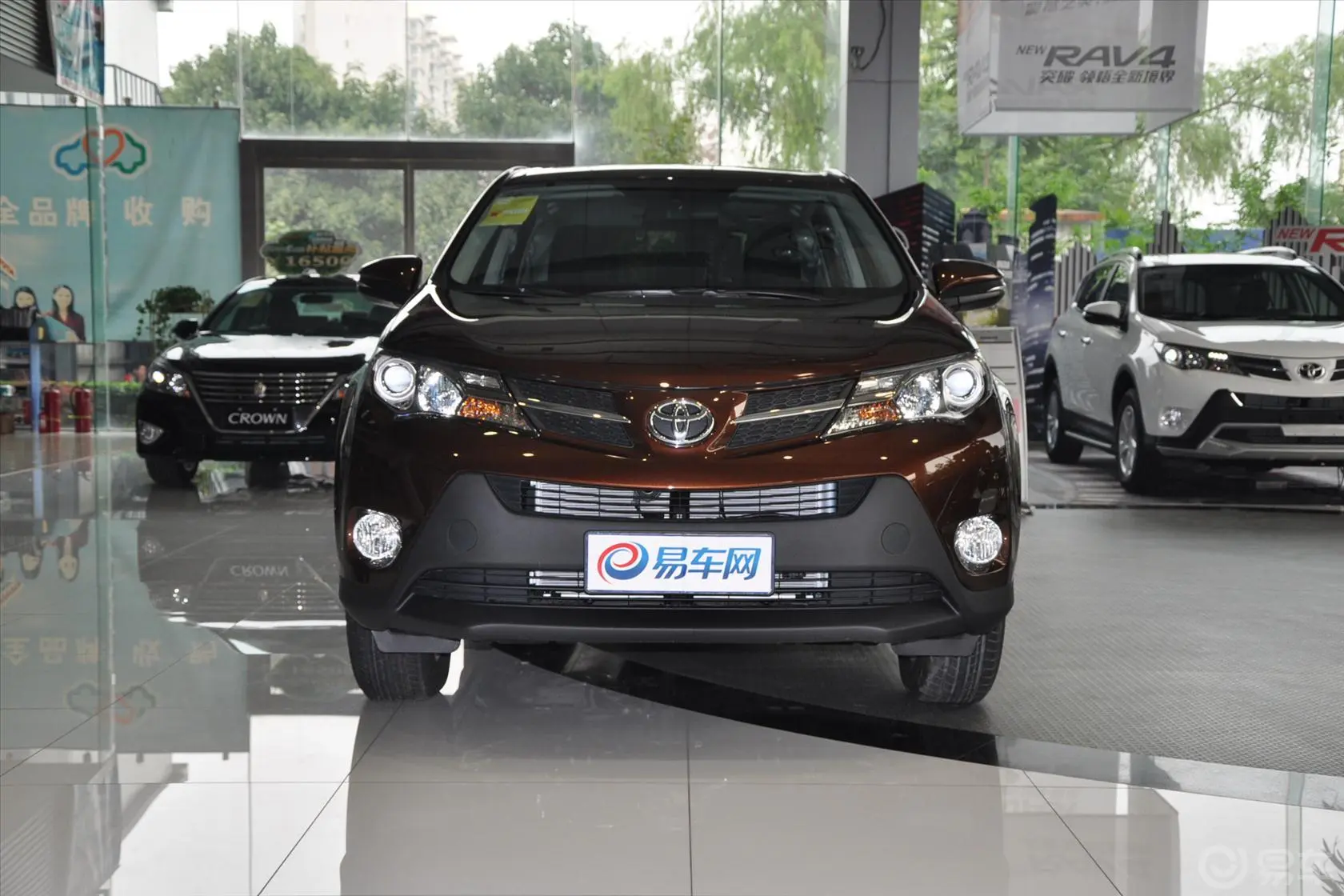 RAV4荣放2.0L CVT 风尚版尾灯侧45度俯拍