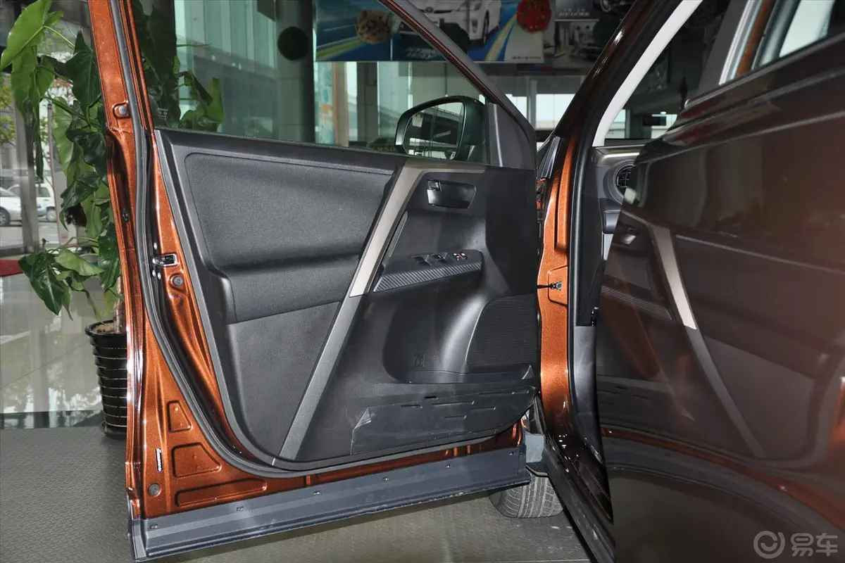 RAV4荣放2.0L CVT 风尚版驾驶员侧车门内门板
