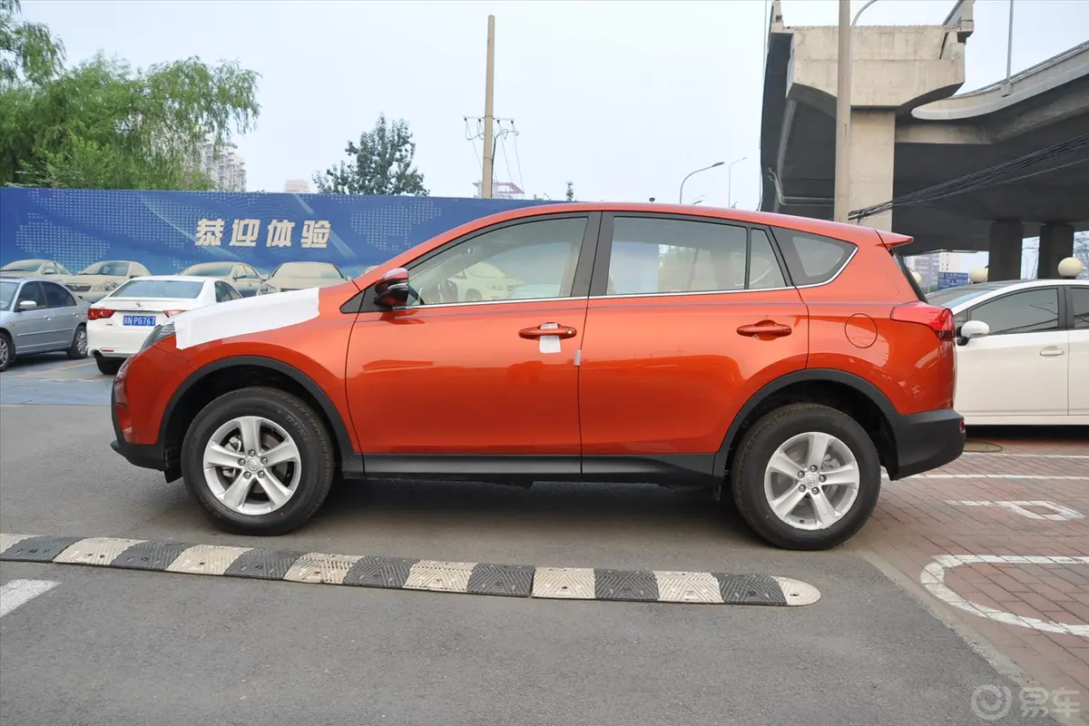 RAV4荣放2.0L 手动 都市版正侧车头向左水平