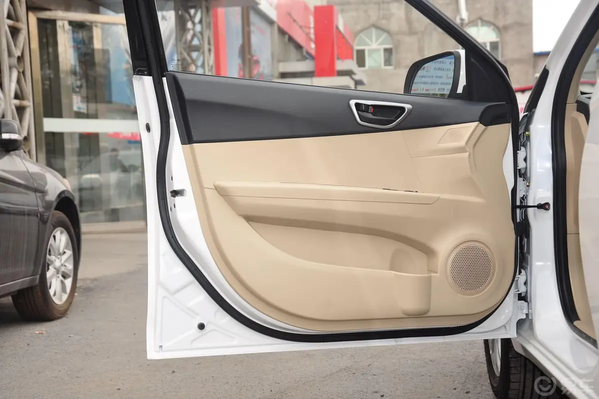 V5菱致1.5L 手动 标准型 CNG 欧IV驾驶员侧车门内门板