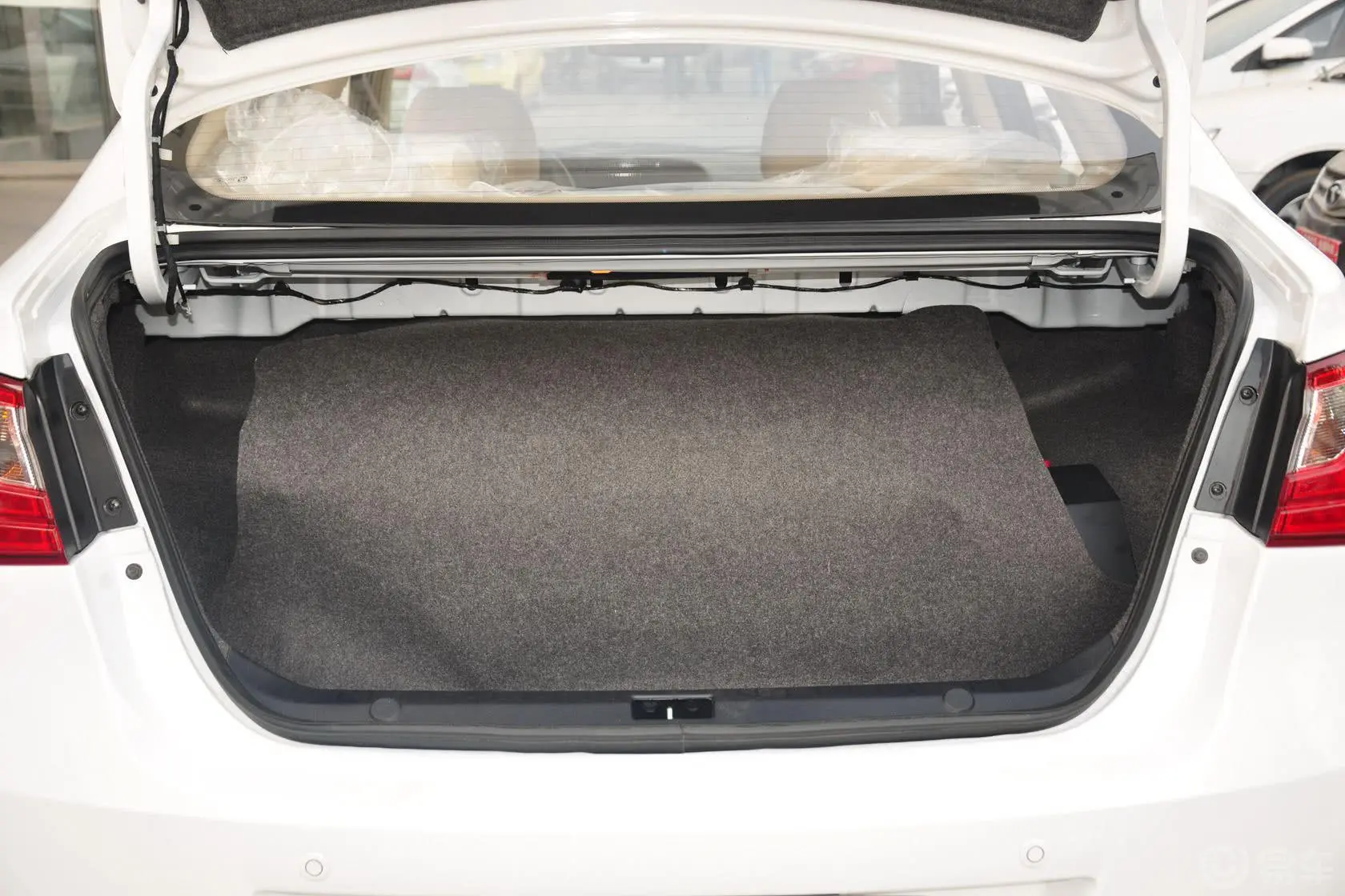 V5菱致1.5L 手动 标准型 CNG 欧IV行李箱空间