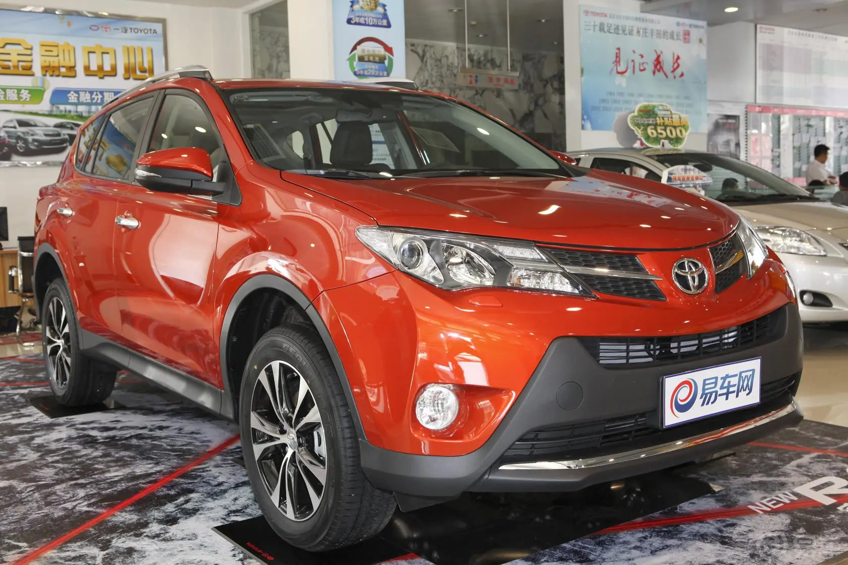 RAV4荣放2.5L 手自一体 豪华版侧前45度车头向右水平