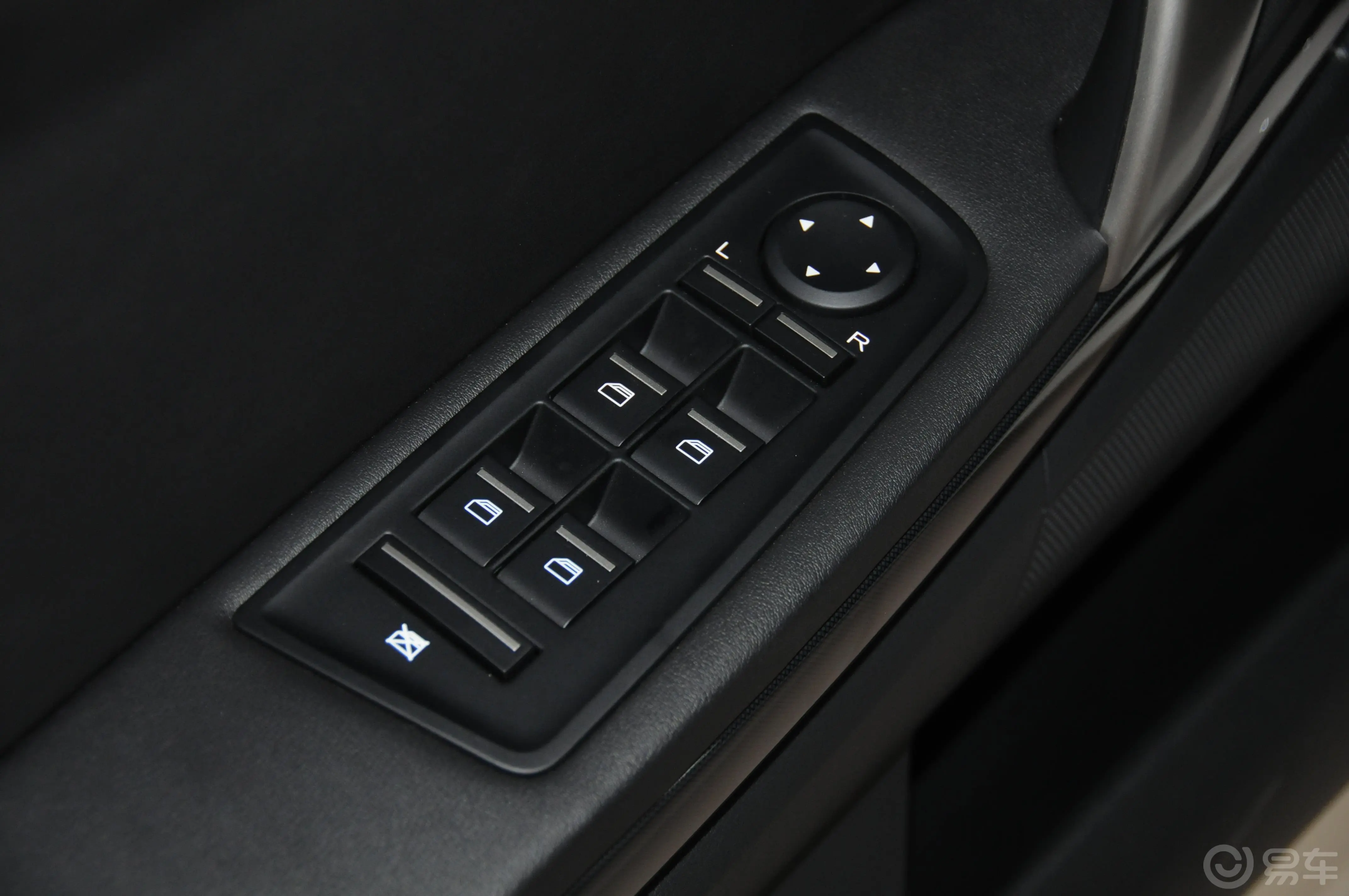 MG6掀背 1.8T TST 性能版车窗升降键