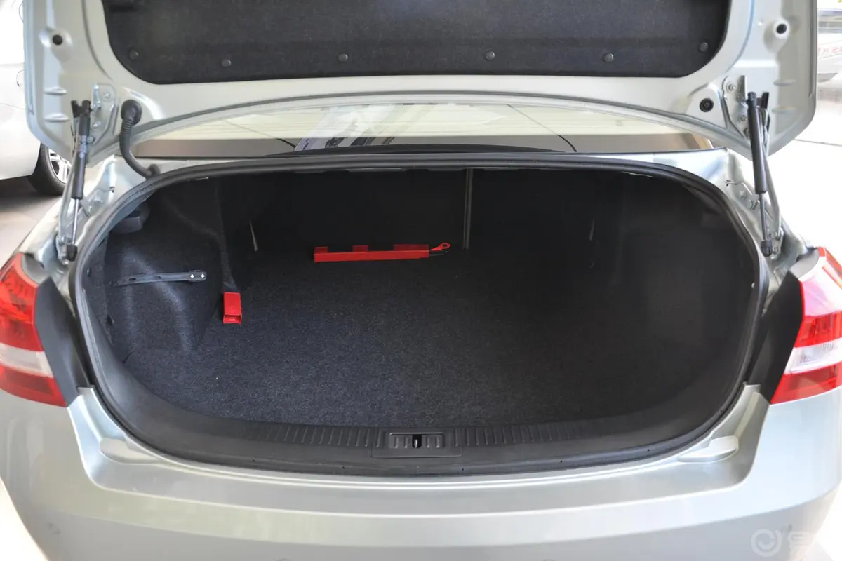 奔腾B701.8L 手动 舒适型行李箱空间