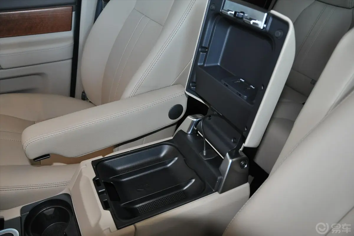 发现第四代 5.0 V8 SE 汽油版前排中央扶手箱空间