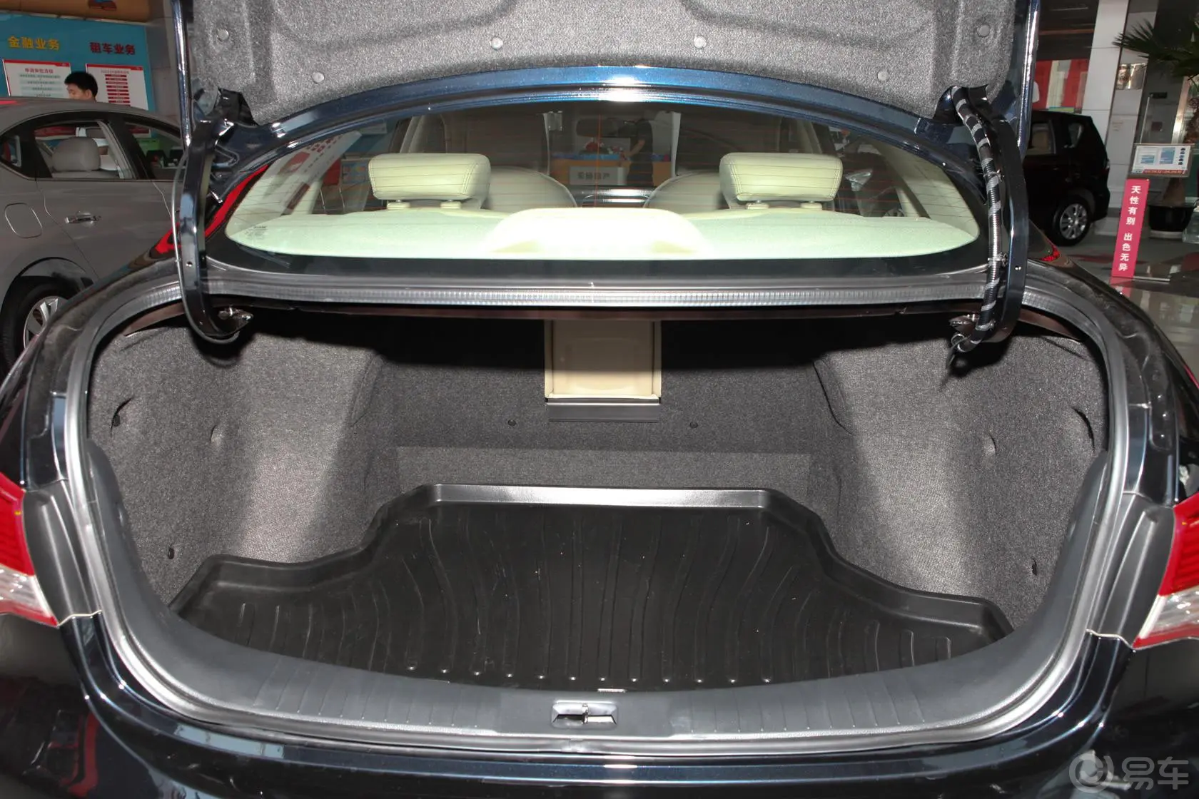轩逸1.6L 自动 XE 经典舒适版行李箱空间