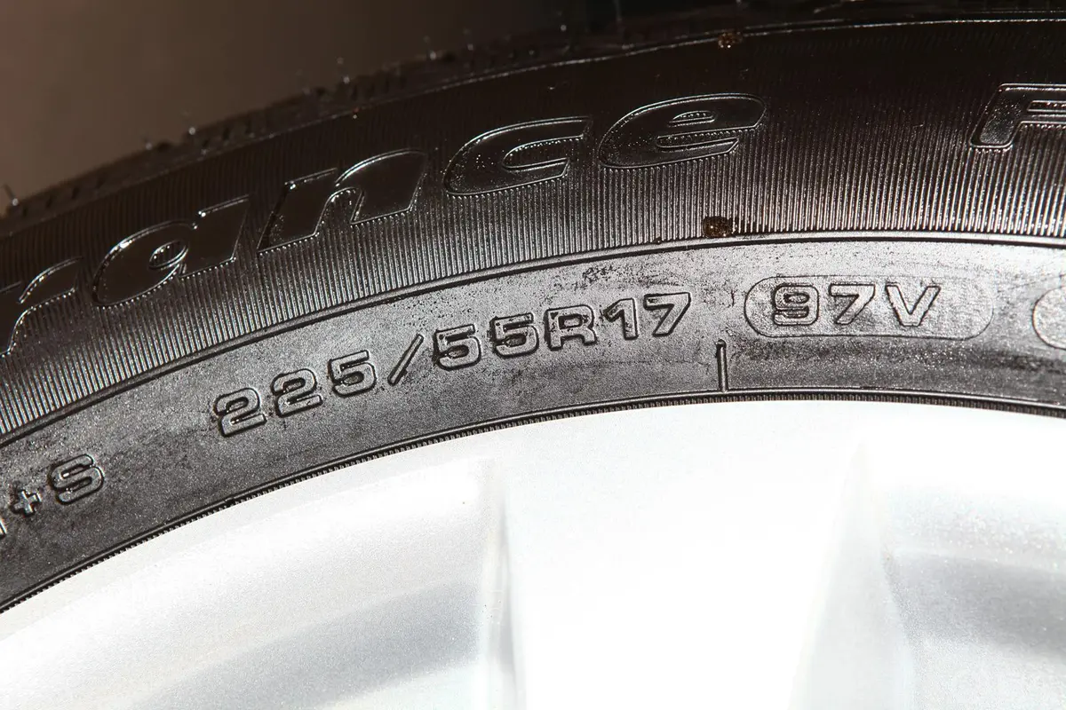 君越2.4L 精英舒适型轮胎规格