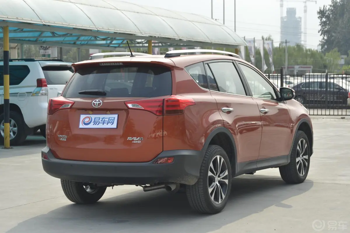 RAV4荣放2.5L 手自一体 尊贵版侧后45度车头向右水平