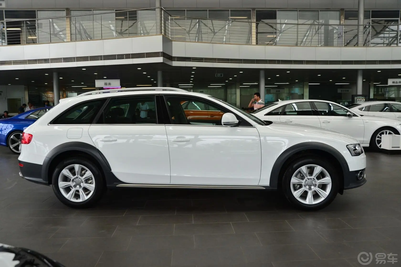 奥迪A4(进口)40TFSI allroad quattro 豪华型正侧车头向右水平