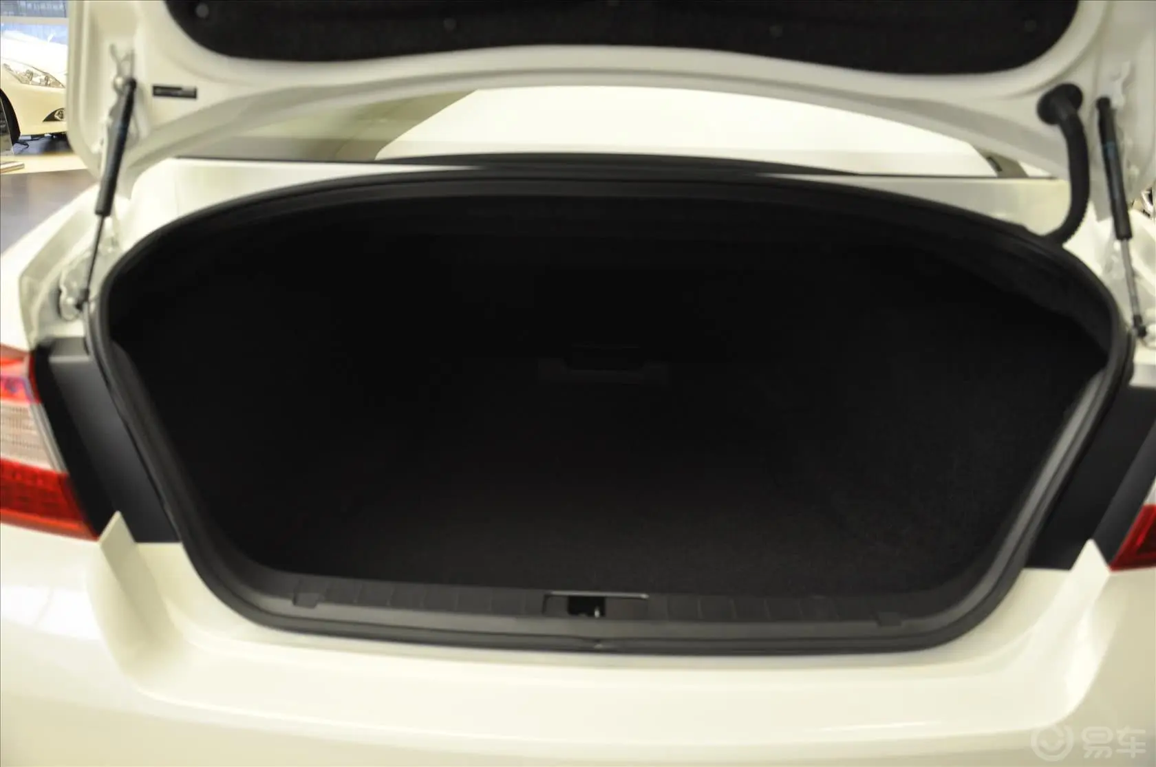 英菲尼迪Q70L3.5hL 手自一体 豪华版行李箱空间