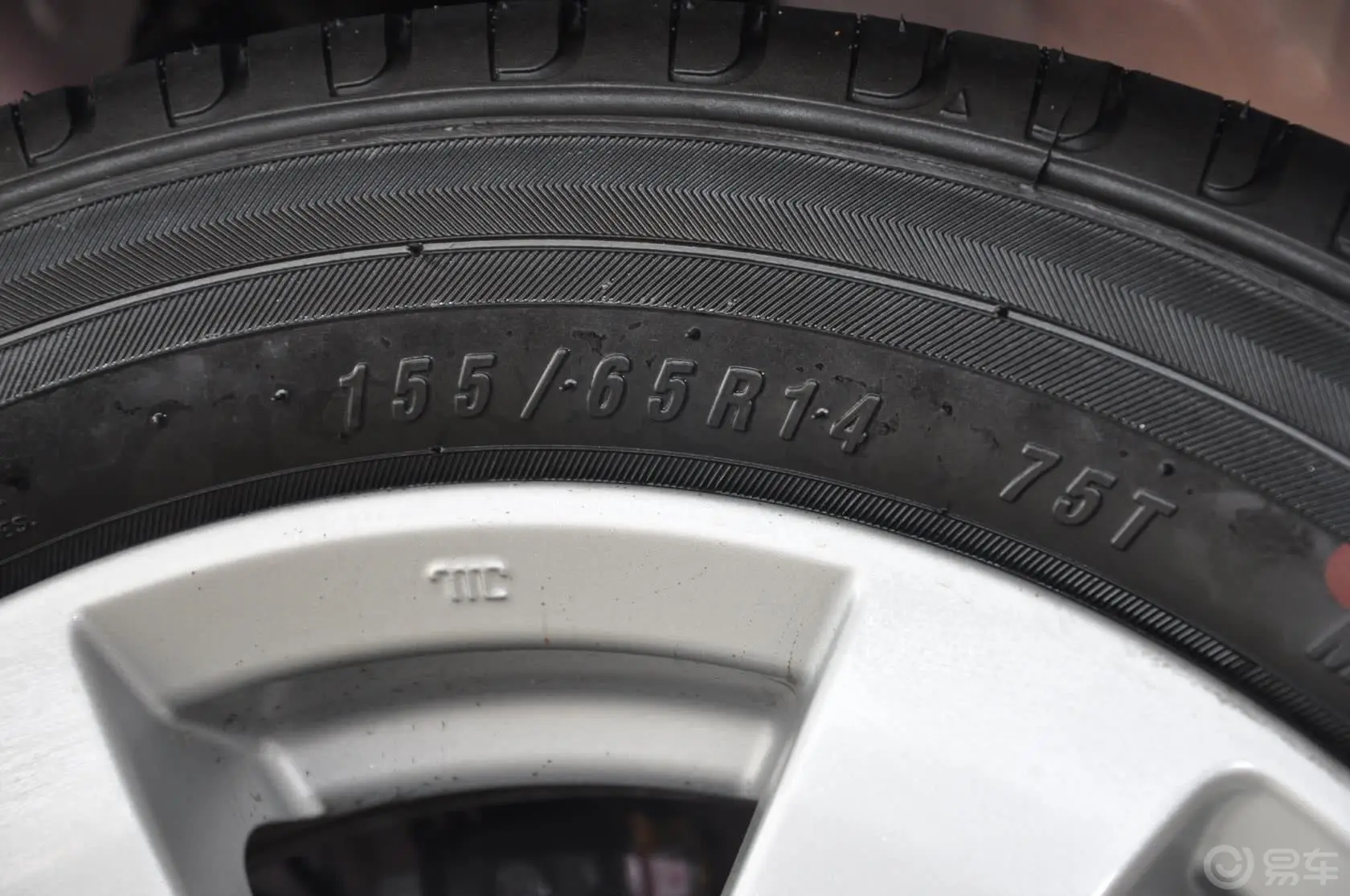 奥拓1.0L 自动 20周年限量版轮胎规格