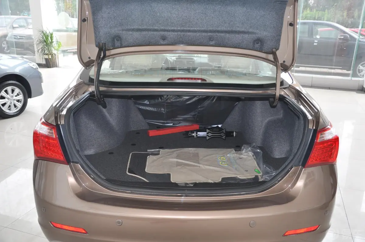 比亚迪G61.5TI 手动 尊贵型行李箱空间