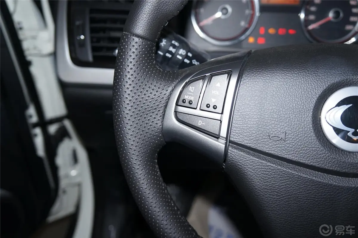 柯兰多2.0L 手动 两驱 舒适导航版 汽油方向盘功能键（左）