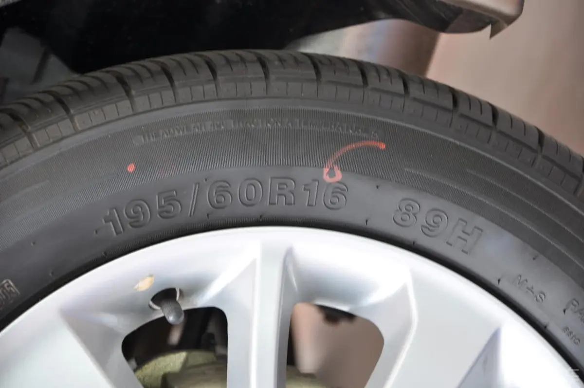 V5菱致1.5L 手动 豪华型 CNG 欧IV轮胎规格