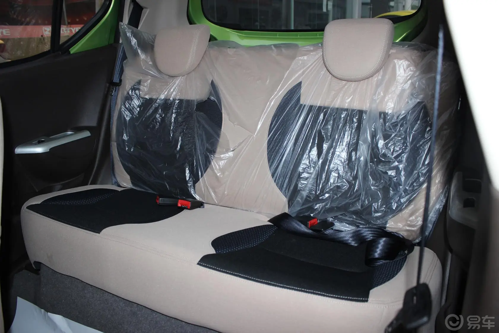 众泰Z1001.0L 舒适型后排座椅
