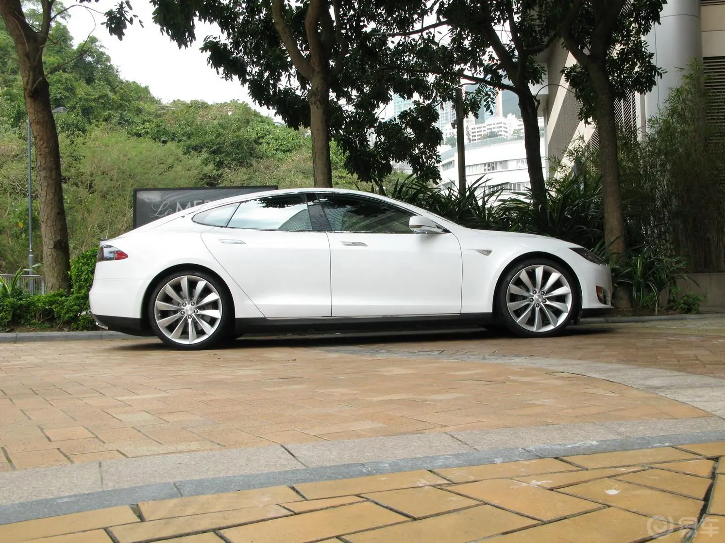 Model S85正侧车头向右水平