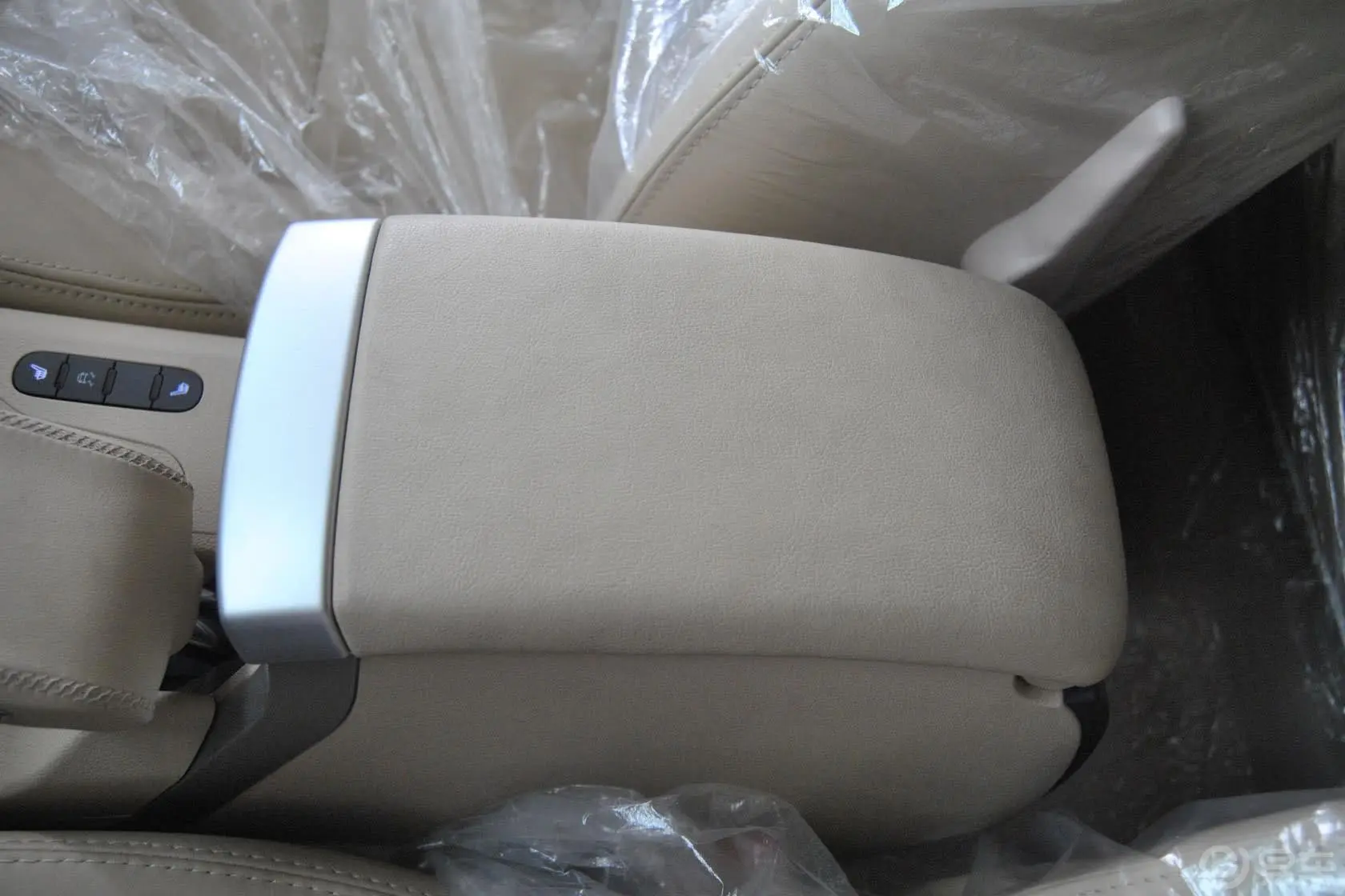 瑞麒G52.0L DVVT 自动 尊享型前排中央扶手箱