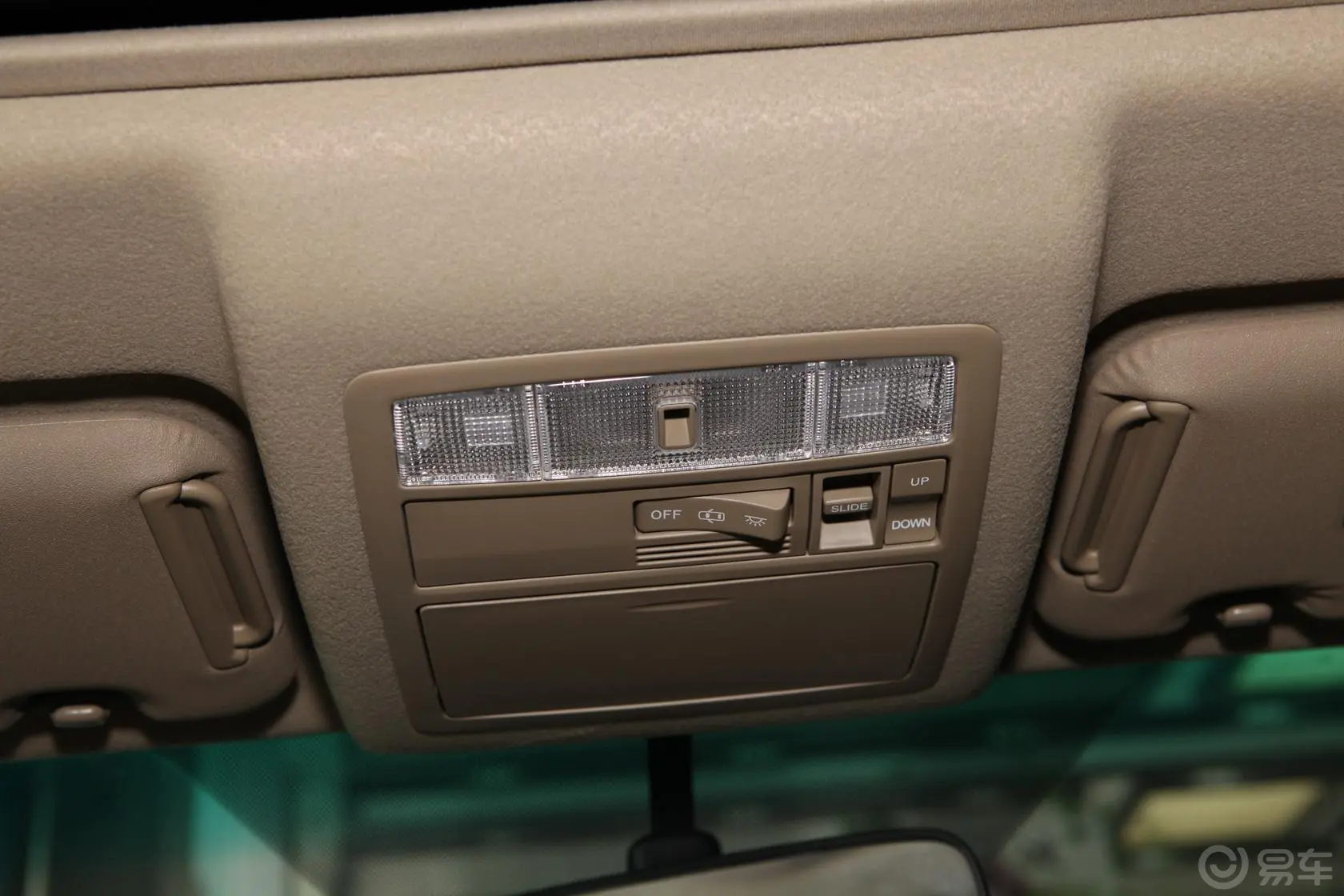 汉兰达3.5L 自动 四驱 豪华型 7座前排车顶中央控制区