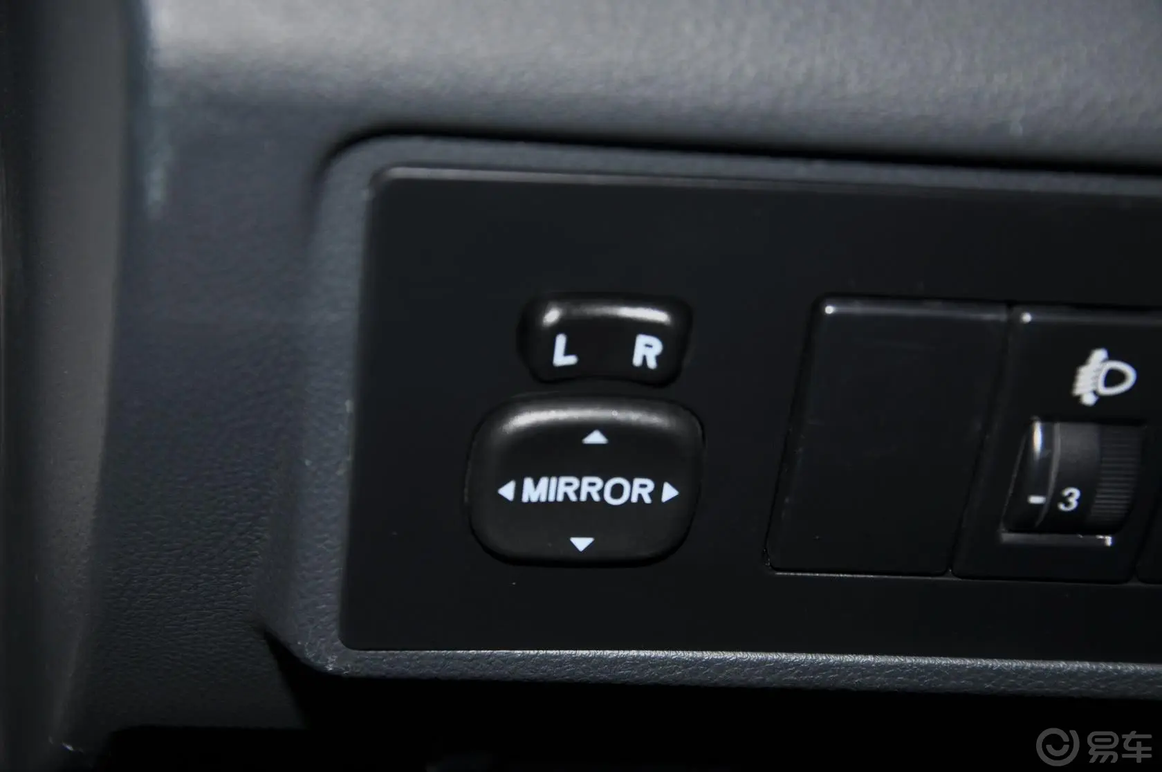 拓陆者E32.0L 手动 两驱 至尊版 汽油 外后视镜控制键