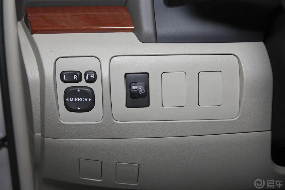 凯美瑞200G 自动 经典 豪华版外后视镜控制键