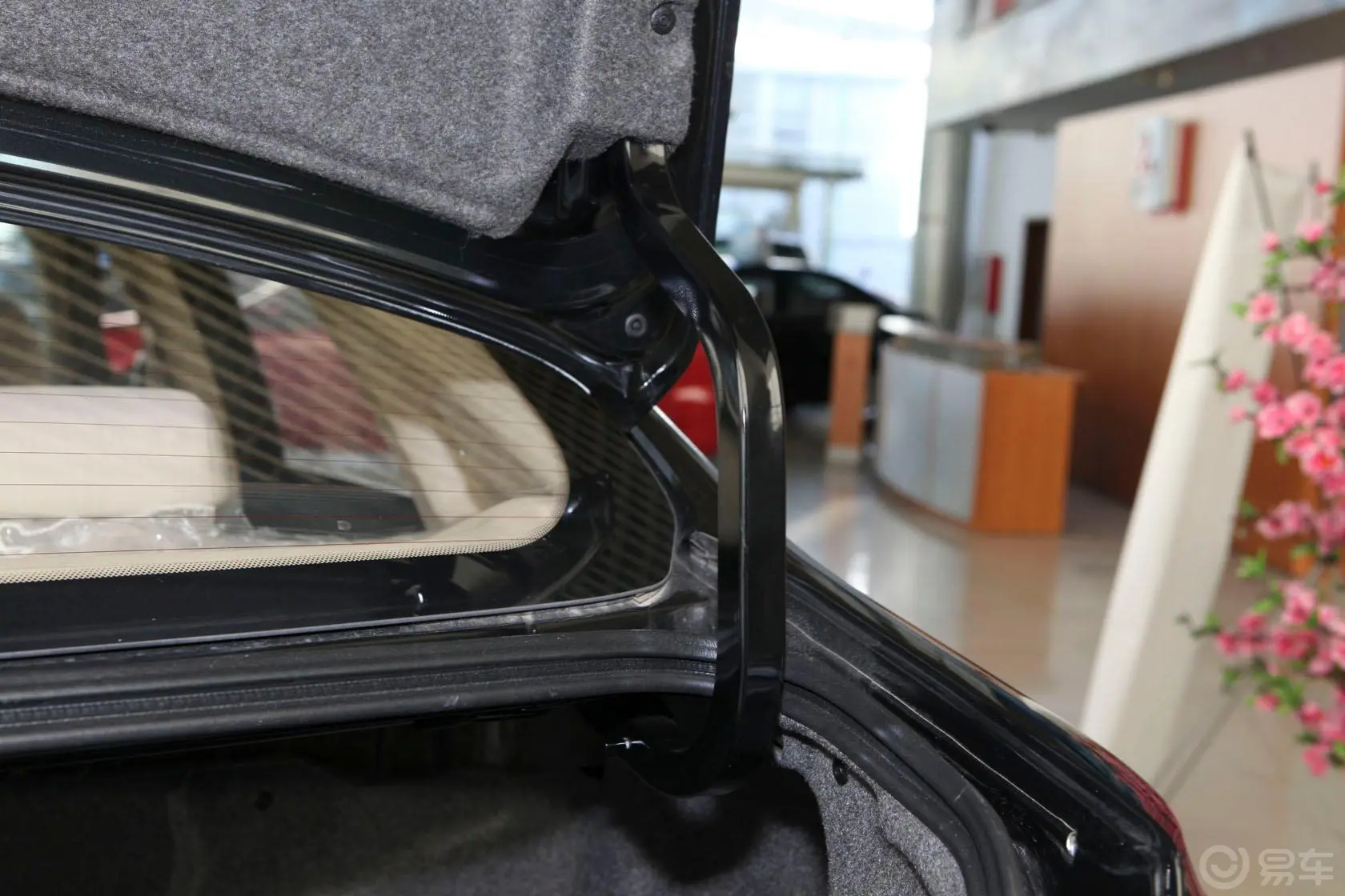 V5菱致1.5L 手动 舒适型行李厢支撑杆