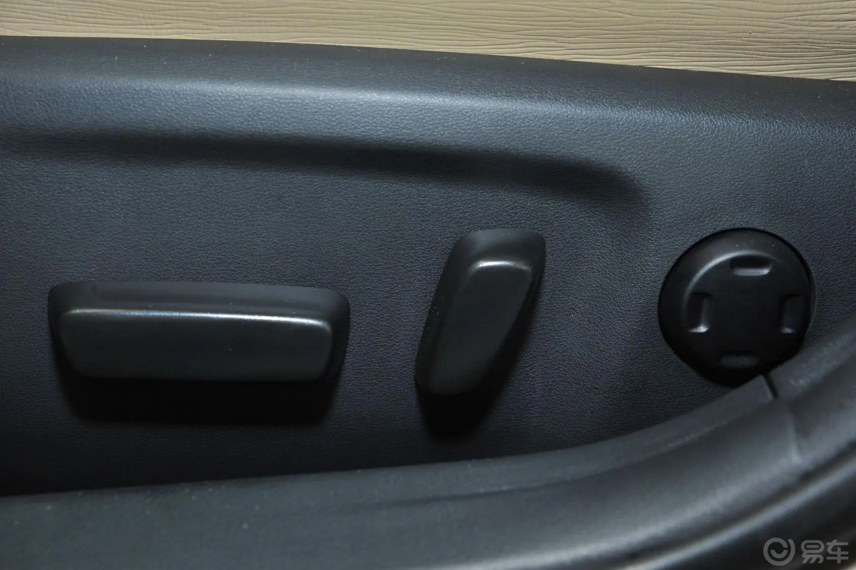 锐志2.5V 尚锐导航版座椅调节键