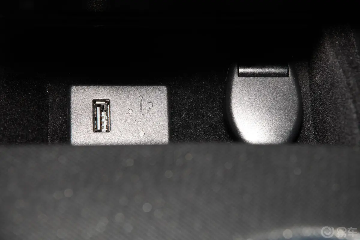 天籁2.5XL-NAVI 豪华版USB接口