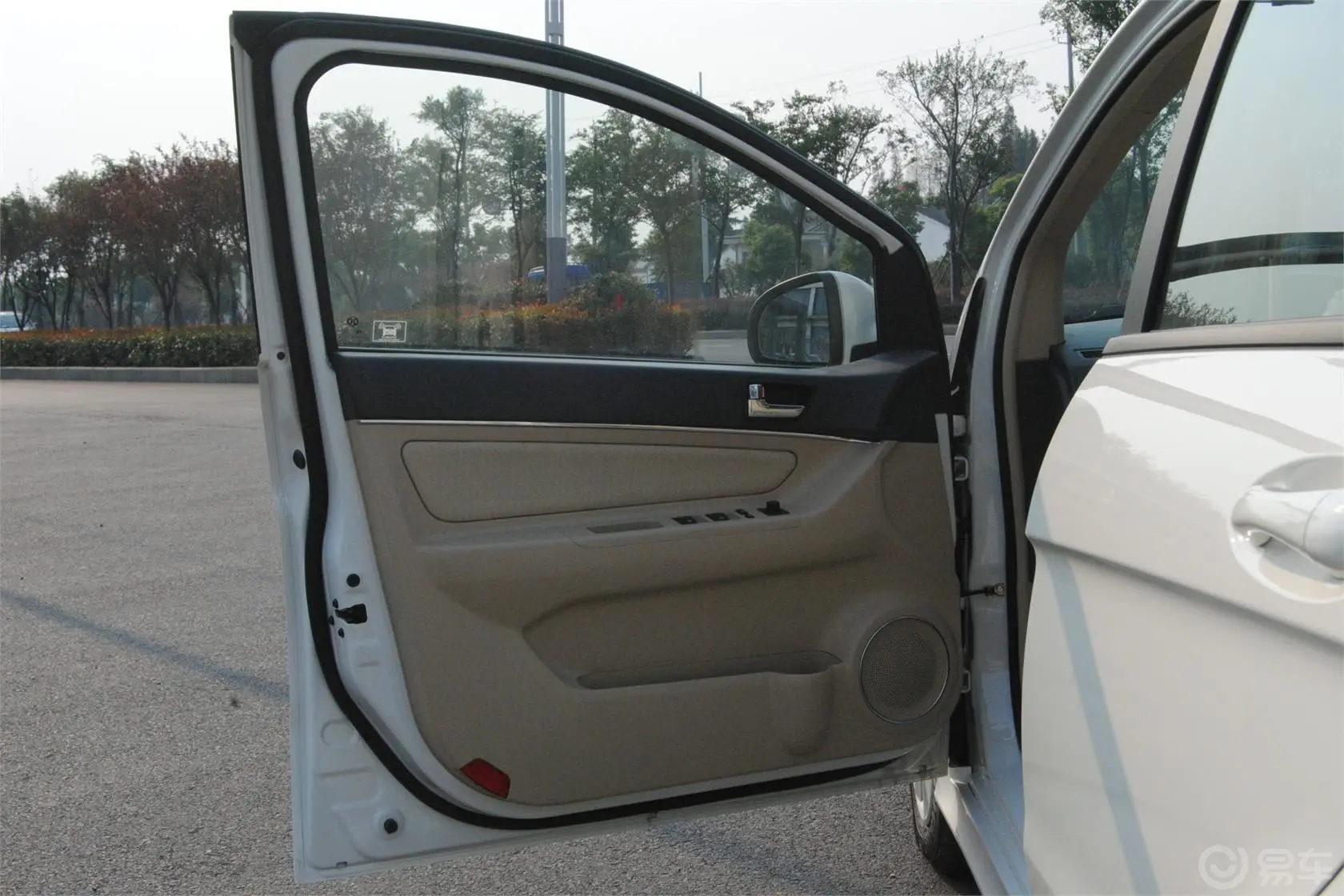 北京汽车E系列两厢 1.3L 乐天自动版驾驶员侧车门内门板