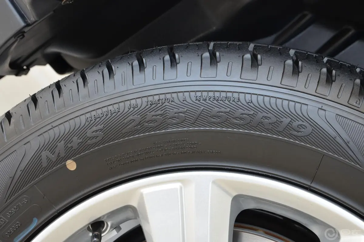 发现第四代 5.0 V8 HSE 汽油版轮胎规格