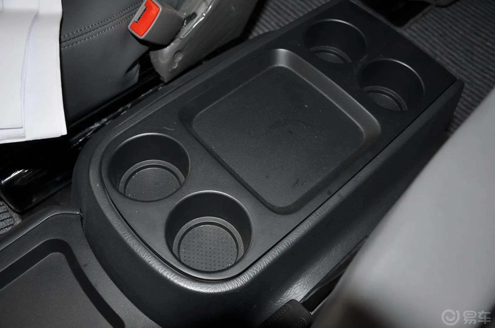 风景G5财富快车 2.0L 手动 舒适版 汽油 短轴前排中央扶手箱