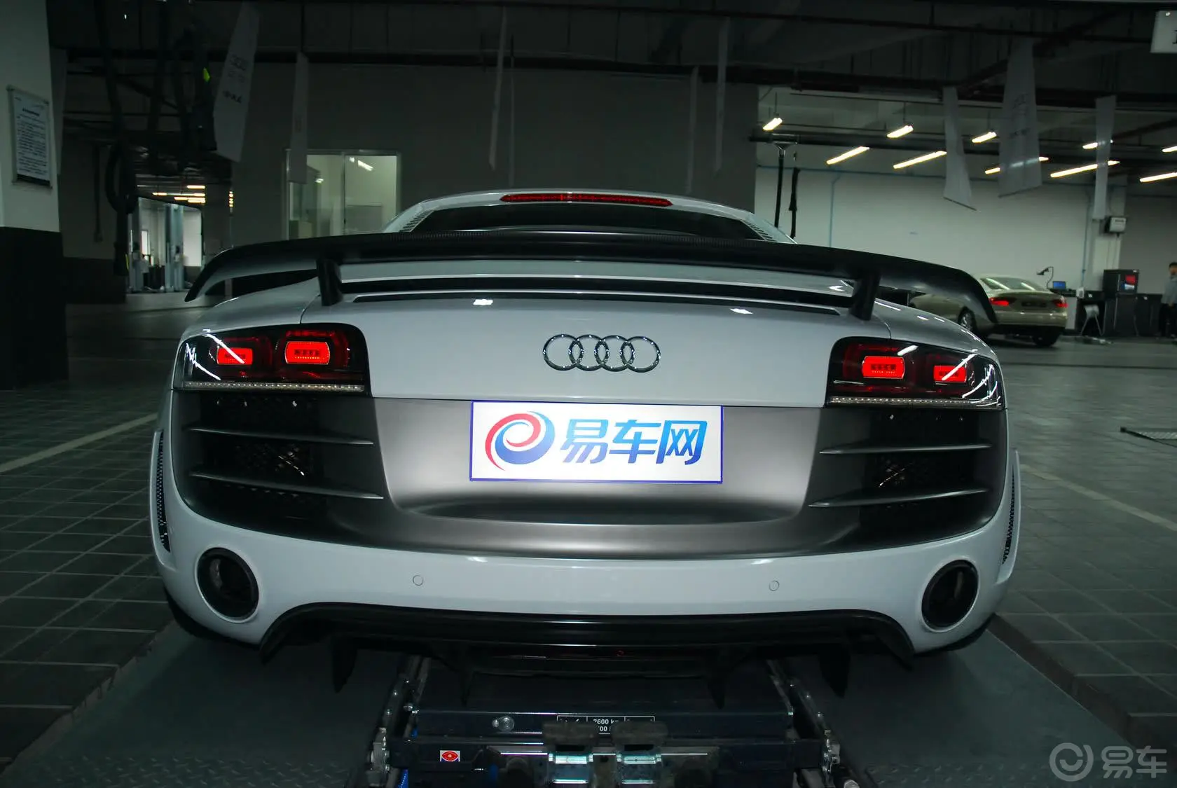 奥迪R85.2 FSI quattro 中国专享型正后水平