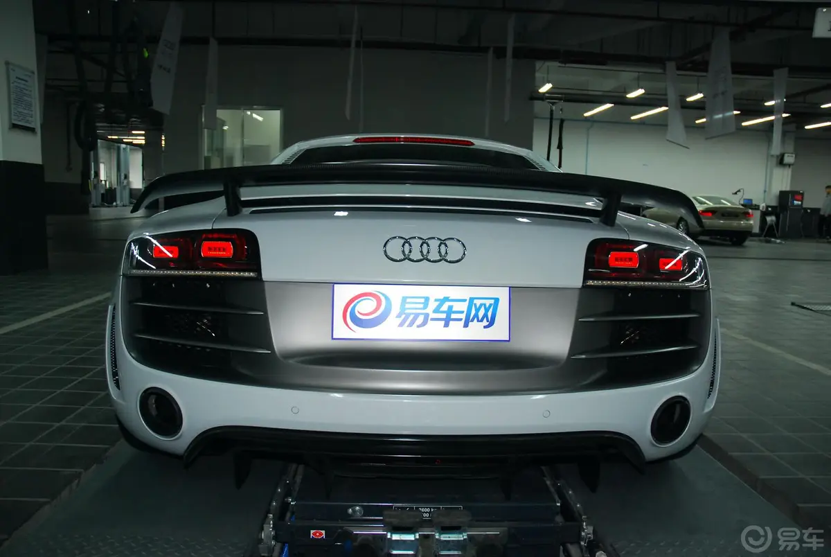 奥迪R85.2 FSI quattro 中国专享型正后水平