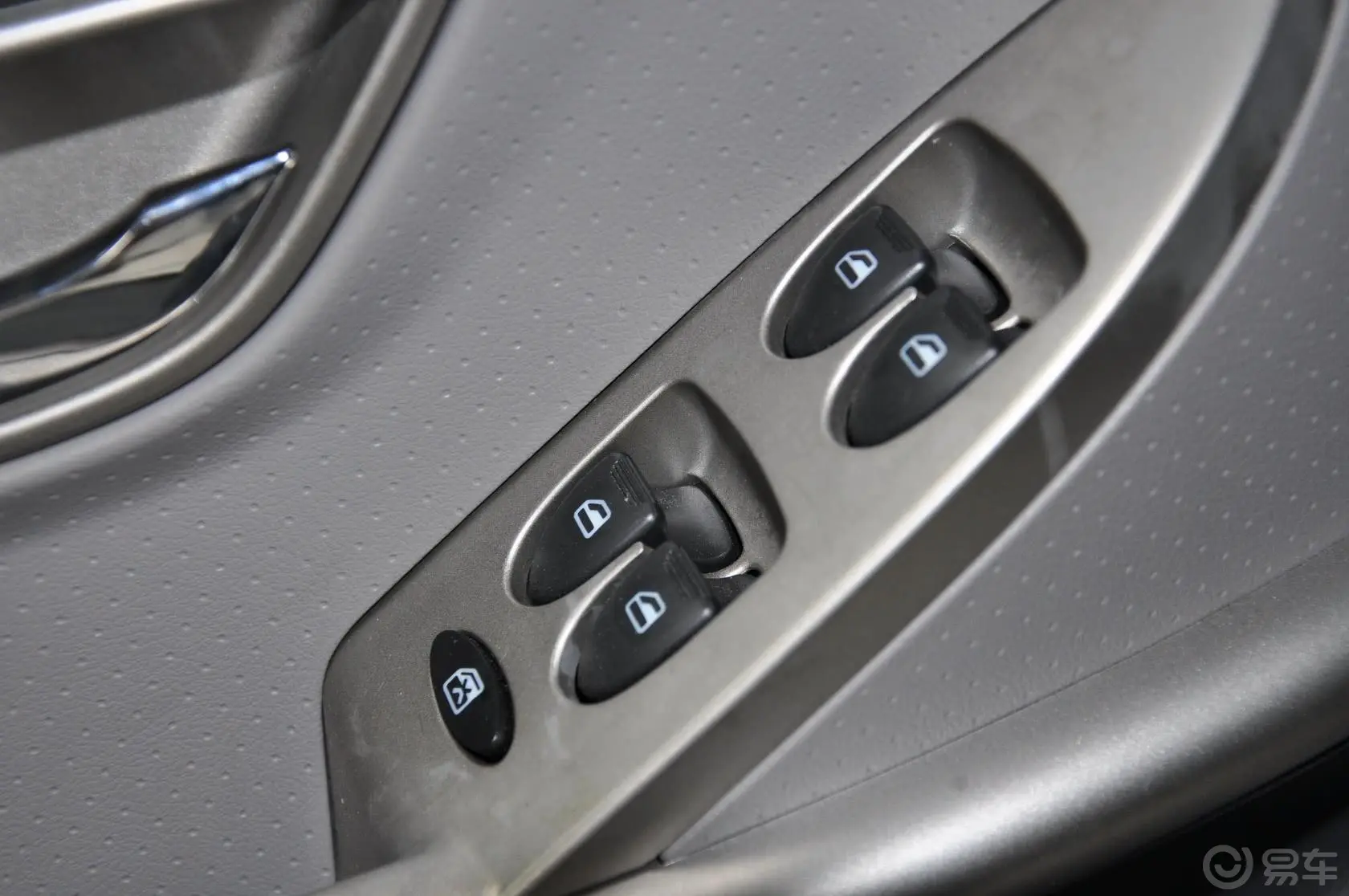 众泰Z200HB1.5 自动豪华型车窗升降键