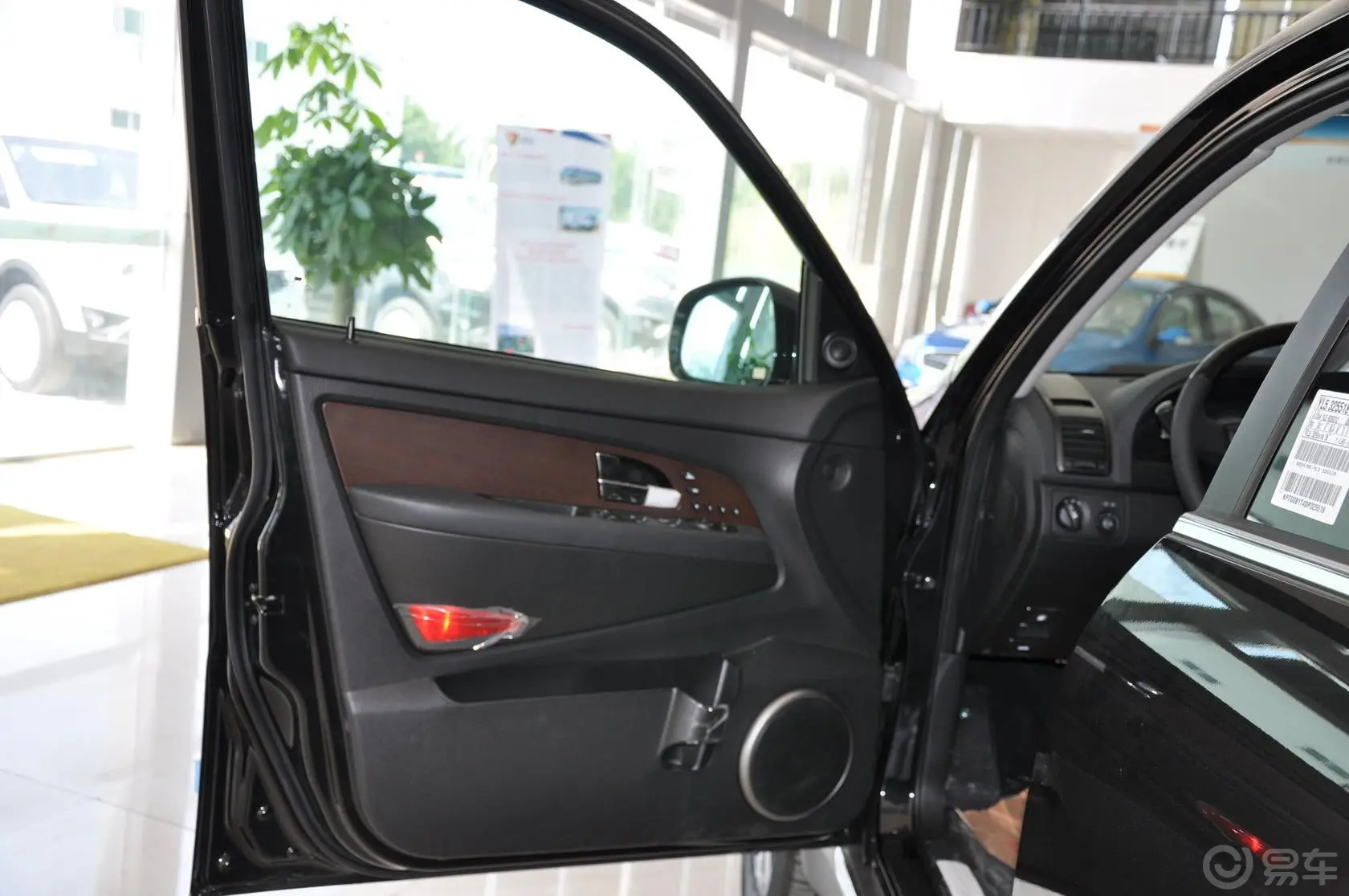 雷斯特W2.0T 四驱 豪华导航版驾驶员侧车门内门板