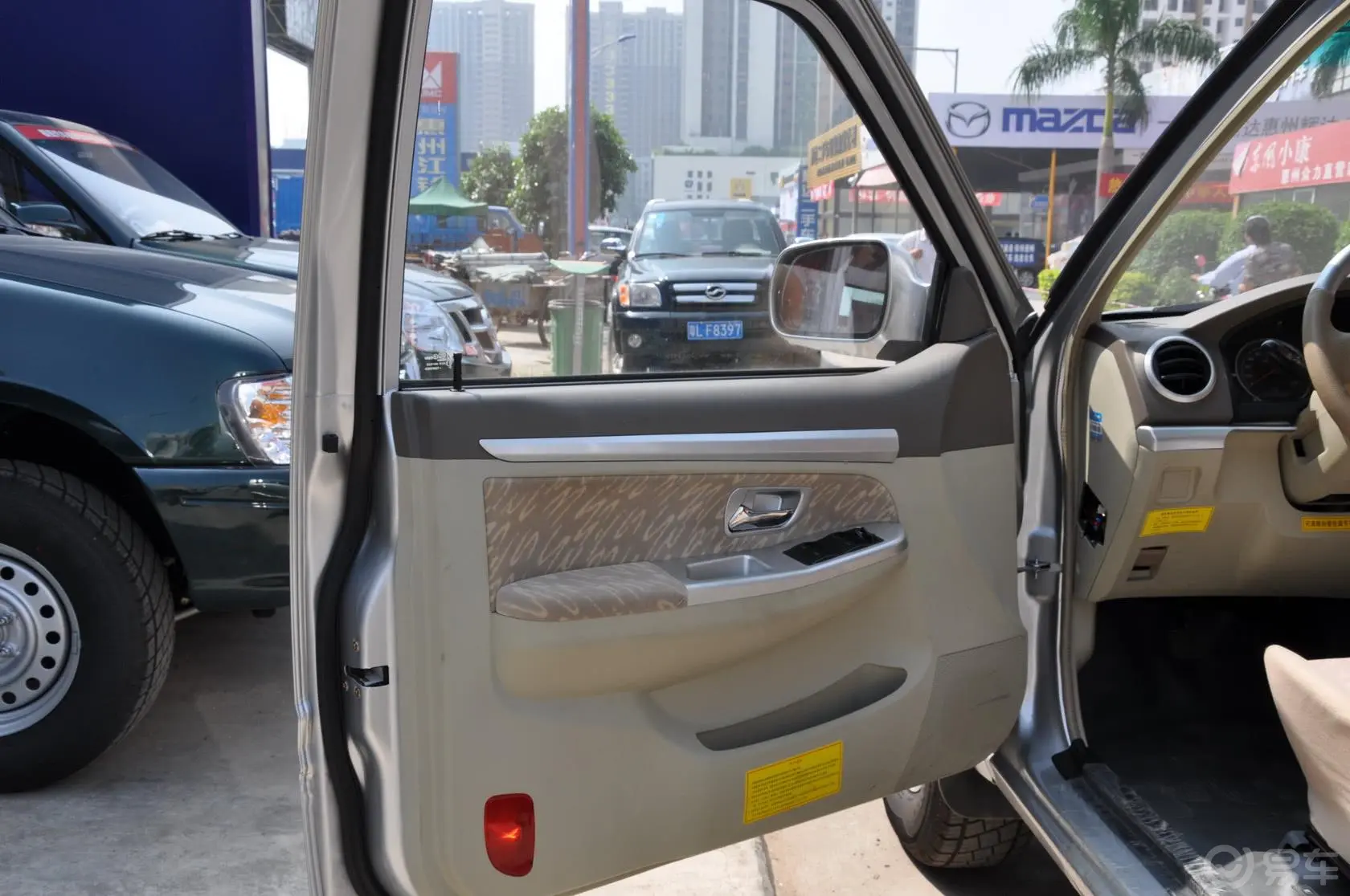 萨普V 2.8L 手动 柴油共轨驾驶员侧车门内门板