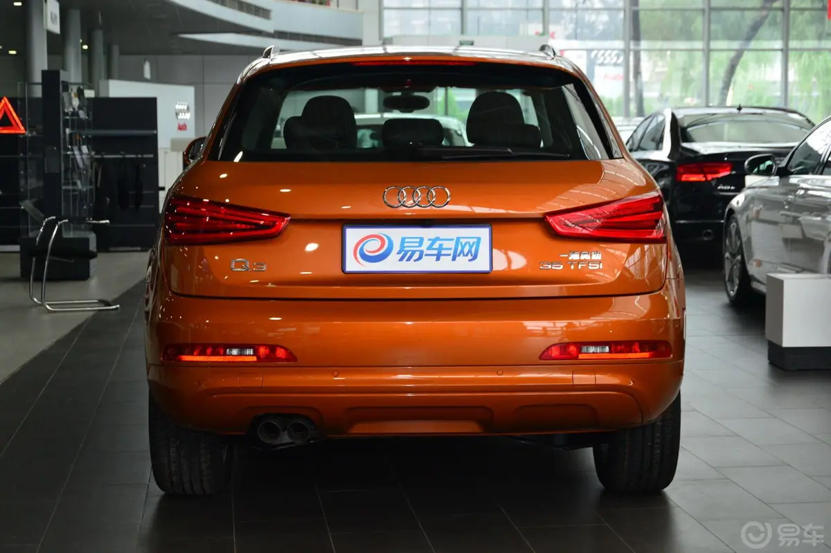 奥迪Q335TFSI quattro 舒适型正后水平